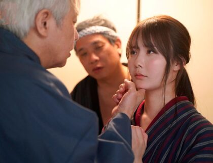 co-gai-lang-que-xinh-dep-bi-nhung-lao-gia-trong-lang-dua-lam-no-le-tinh-duc