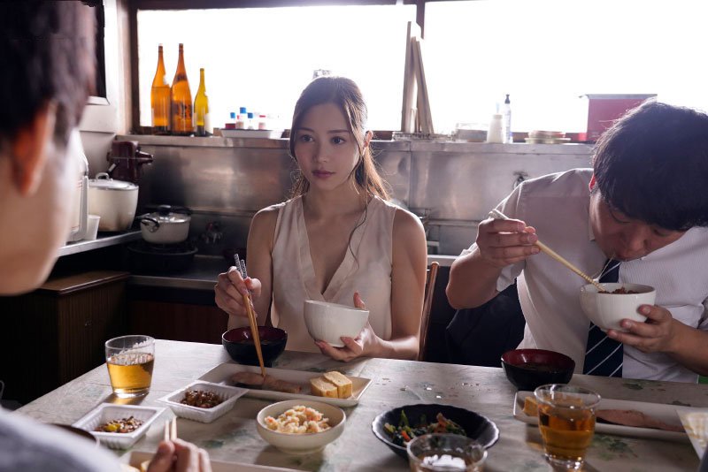 em-chong-len-lut-loan-luan-nguoi-chi-dau-xinh-dep-miu-shiramine